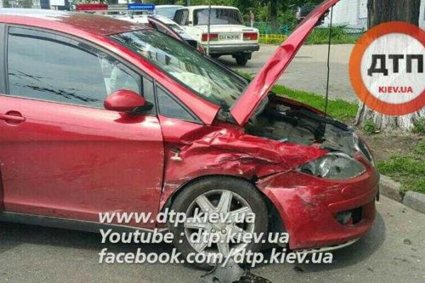 В Киеве автомобиль "Subaru" с тремя детьми-пассажирами влетел в "Seat"
