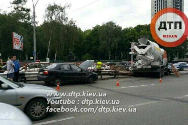 В Киеве неисправный бетоновоз влетел в отбойник В Киеве неисправный бетоновоз влетел в отбойник