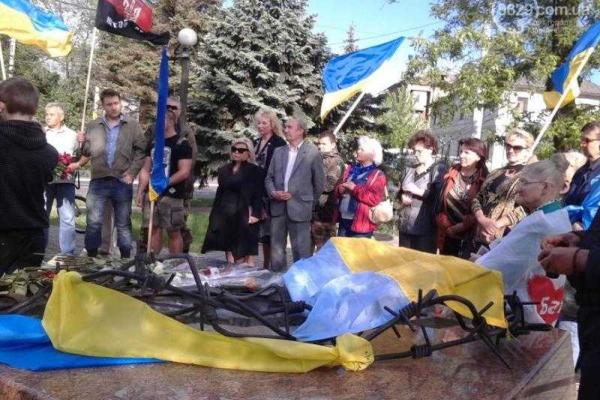 В Мариуполе провели митинг-реквием, посвященный памяти жертв политических репрессий В Мариуполе провели митинг-реквием, посвященный памяти жертв политических репрессий