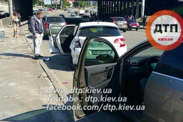 Масштабное ДТП в Киеве: разбиты 12 автомобилей, образовался огромный затор на дороге Масштабное ДТП в Киеве: разбиты 12 автомобилей, образовался огромный затор на дороге