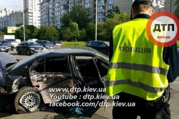 В Киеве пьяный водитель на "BMW" влетел в столб и сбежал с места аварии В Киеве пьяный водитель на "BMW" влетел в столб и сбежал с места аварии