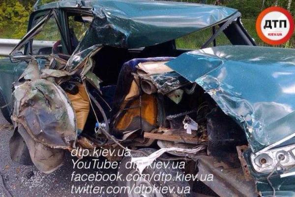 Под Киевом грузовик "JAC" превратил автомобиль "Москвич" в груду железа Под Киевом грузовик "JAC" превратил автомобиль "Москвич" в груду железа