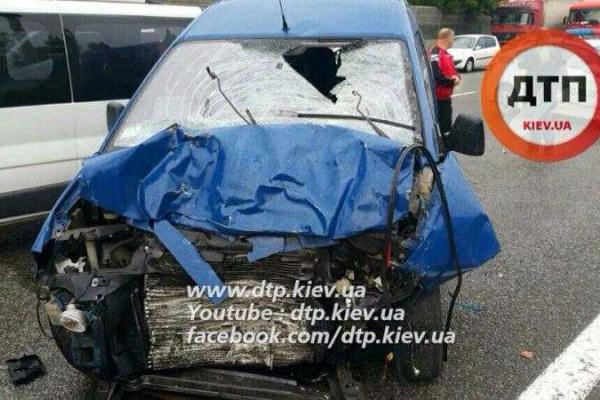 Оперативное видео с места смертельного ДТП под Киевом: покореженные авто и погибший водитель Оперативное видео с места смертельного ДТП под Киевом: покореженные авто и погибший водитель