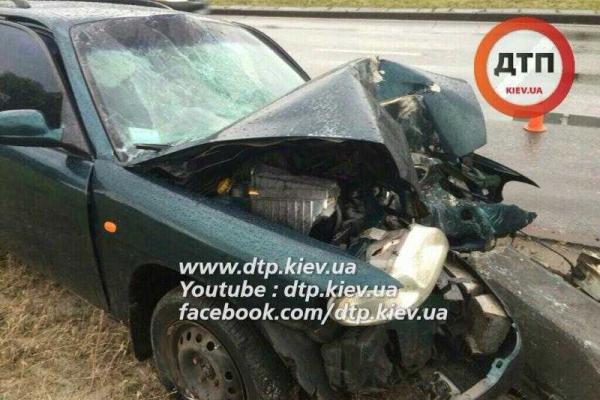 В Киеве автомобиль "Daewoo" жестко "поцеловал" столб