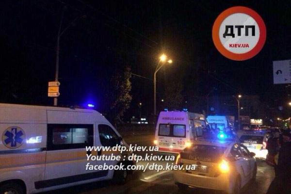 Массовая драка у киевского метро собрала всех патрульных полицейских района