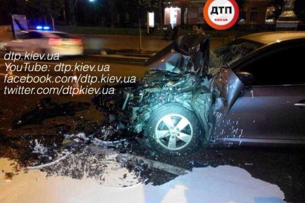 В Киеве пьяный водитель "Renault" на огромной скорости влетел в машину дорожной службы В Киеве пьяный водитель "Renault" на огромной скорости влетел в машину дорожной службы