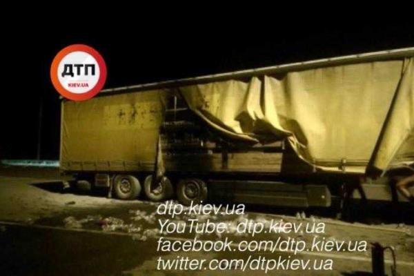 В Ровенской области загоревшийся прицеп фуры тушили минеральной водой В Ровенской области загоревшийся прицеп фуры тушили минеральной водой