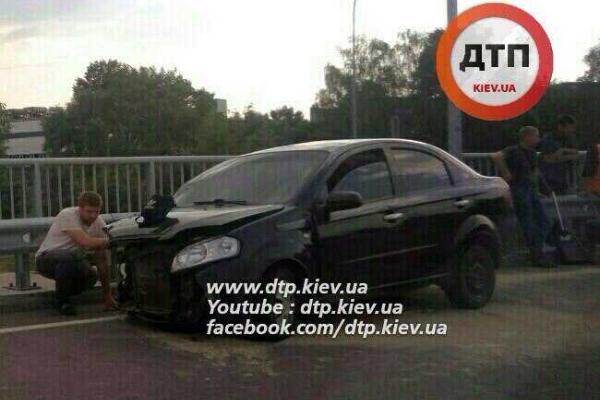 Под Киевом пьяный водитель "Chevrolet" влетел в автомобиль дорожной службы