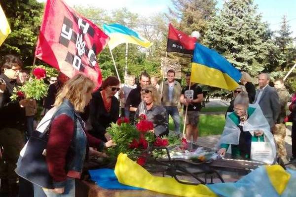 В Мариуполе провели митинг-реквием, посвященный памяти жертв политических репрессий В Мариуполе провели митинг-реквием, посвященный памяти жертв политических репрессий