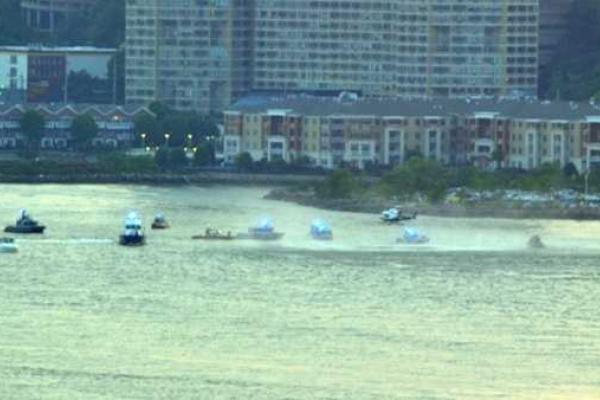 В Нью-Йорке продолжается спасательная операция: в реку Гудзон рухнул раритетный самолет