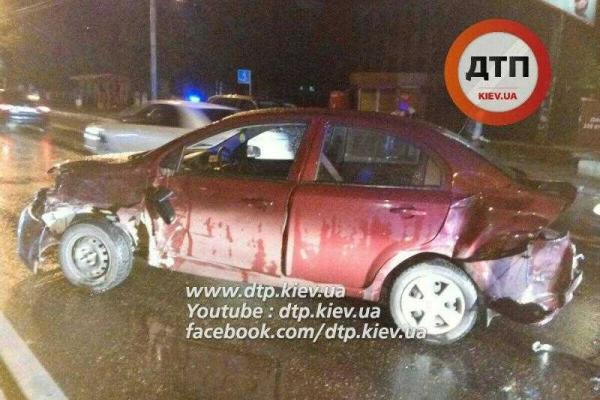 В Киеве пьяный водитель за рулем "ЗАЗ" "уделал" две иномарки - "BMW" и "Dacia Logan"