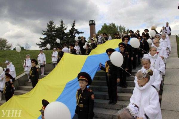 В Киеве школьники и студенты устроили флешмоб, образовав живой трезубец В Киеве школьники и студенты устроили флешмоб, образовав живой трезубец