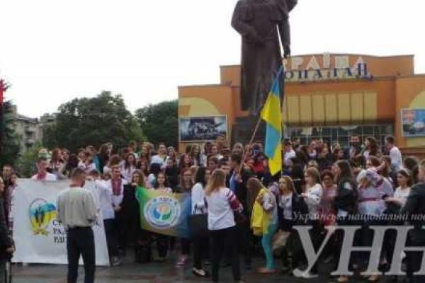 В Ровно студенты провели марш вышиванок В Ровно студенты провели марш вышиванок