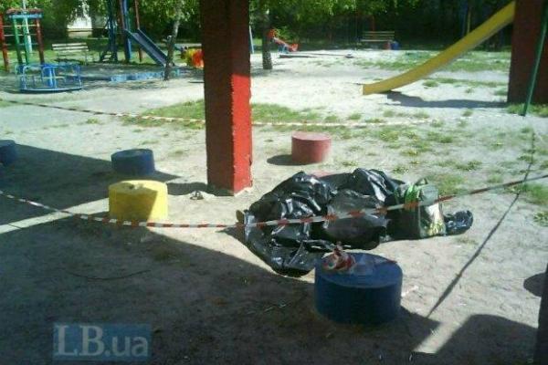 В Киеве на детской площадке прохожие обнаружили труп мужчины В Киеве на детской площадке прохожие обнаружили труп мужчины