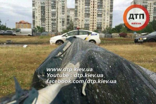 В Киеве автомобиль "Daewoo" жестко "поцеловал" столб