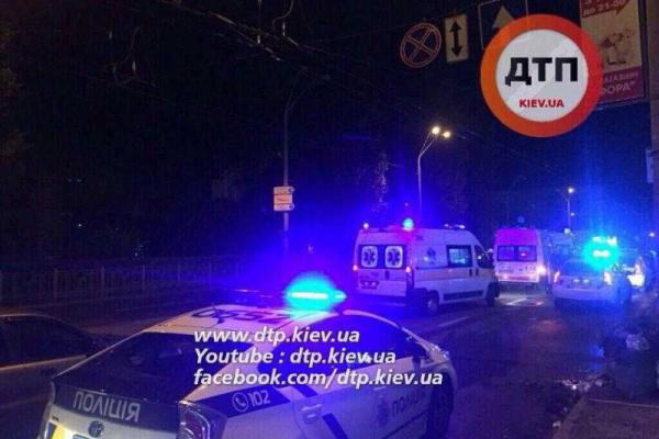 Массовая драка у киевского метро собрала всех патрульных полицейских района