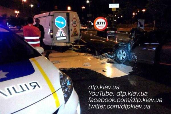 В Киеве пьяный водитель "Renault" на огромной скорости влетел в машину дорожной службы В Киеве пьяный водитель "Renault" на огромной скорости влетел в машину дорожной службы