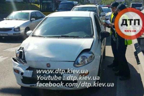 Масштабное ДТП в Киеве: разбиты 12 автомобилей, образовался огромный затор на дороге Масштабное ДТП в Киеве: разбиты 12 автомобилей, образовался огромный затор на дороге