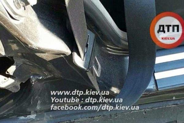 В Киеве пьяный водитель на "BMW" влетел в столб и сбежал с места аварии В Киеве пьяный водитель на "BMW" влетел в столб и сбежал с места аварии