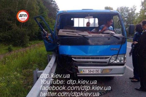 Под Киевом грузовик "JAC" превратил автомобиль "Москвич" в груду железа Под Киевом грузовик "JAC" превратил автомобиль "Москвич" в груду железа