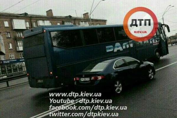 В Киеве мужчина, убегающий от полиции, угодил под автобус с иностранными туристами В Киеве мужчина, убегающий от полиции, угодил под автобус с иностранными туристами
