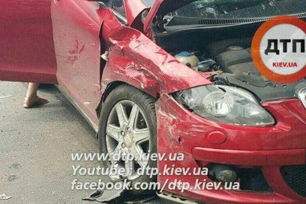 В Киеве автомобиль "Subaru" с тремя детьми-пассажирами влетел в "Seat"