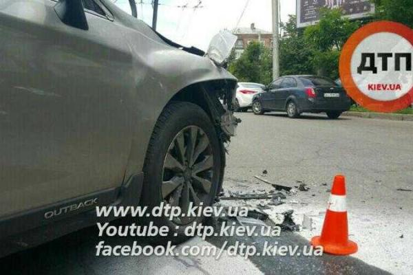 В Киеве автомобиль "Subaru" с тремя детьми-пассажирами влетел в "Seat"