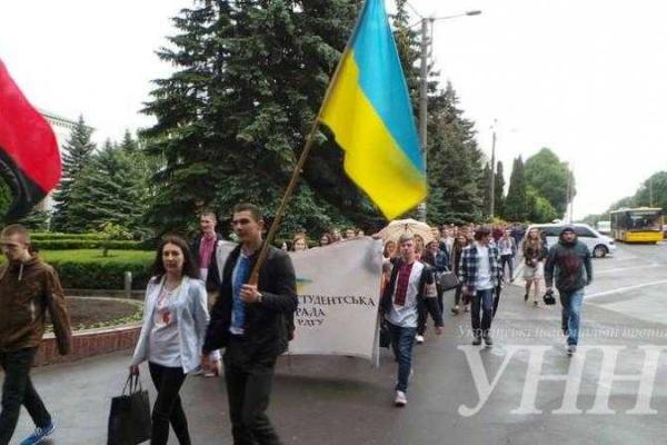 В Ровно студенты провели марш вышиванок В Ровно студенты провели марш вышиванок