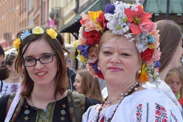 По центру Варшавы прошел Парад вышиванок