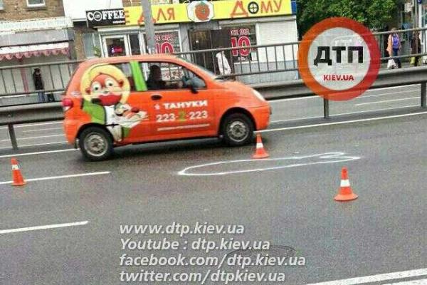 В Киеве мужчина, убегающий от полиции, угодил под автобус с иностранными туристами В Киеве мужчина, убегающий от полиции, угодил под автобус с иностранными туристами