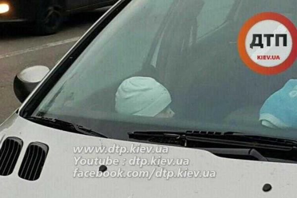 В Киеве неисправный бетоновоз влетел в отбойник В Киеве неисправный бетоновоз влетел в отбойник