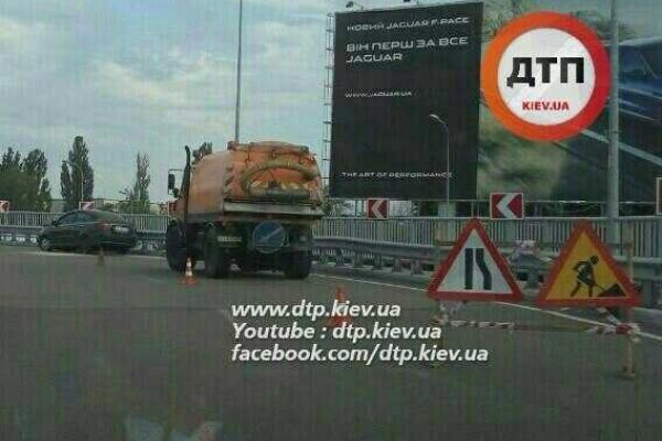 Под Киевом пьяный водитель "Chevrolet" влетел в автомобиль дорожной службы