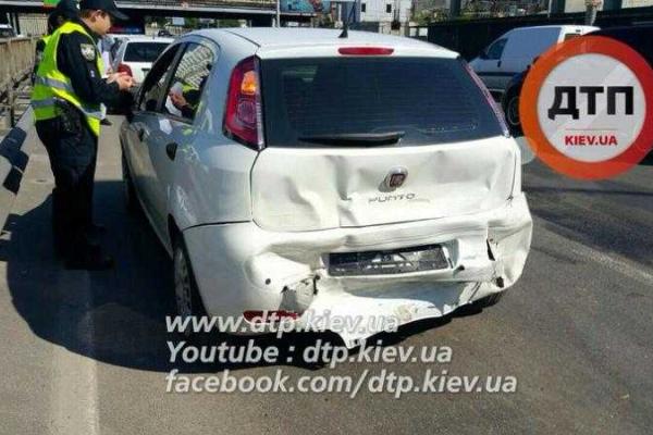 Масштабное ДТП в Киеве: разбиты 12 автомобилей, образовался огромный затор на дороге Масштабное ДТП в Киеве: разбиты 12 автомобилей, образовался огромный затор на дороге