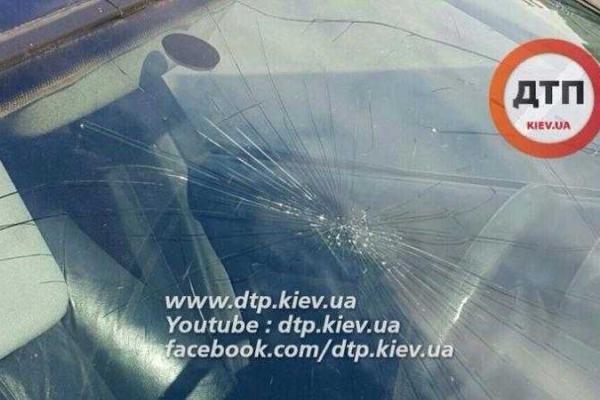 В Киеве пьяный водитель на "BMW" влетел в столб и сбежал с места аварии В Киеве пьяный водитель на "BMW" влетел в столб и сбежал с места аварии