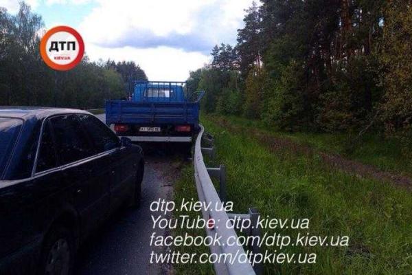 Под Киевом грузовик "JAC" превратил автомобиль "Москвич" в груду железа Под Киевом грузовик "JAC" превратил автомобиль "Москвич" в груду железа