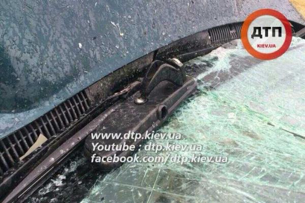 В Киеве автомобиль "Daewoo" жестко "поцеловал" столб