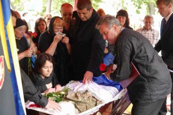 В Киеве родные и побратимы попрощались с комбатом "Маугли", погибшем в зоне АТО В Киеве родные и побратимы попрощались с комбатом "Маугли", погибшем в зоне АТО
