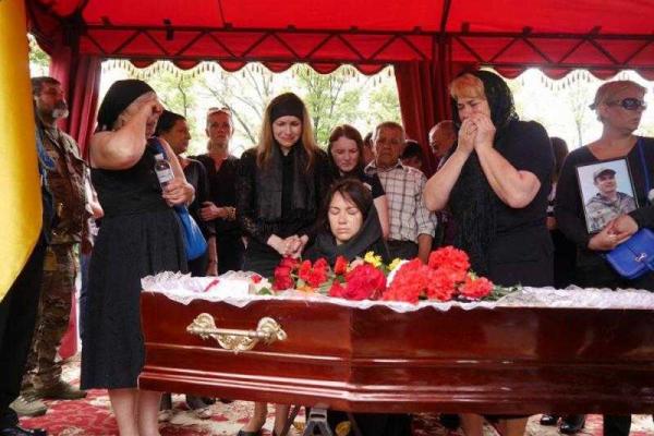 В Киеве родные и побратимы попрощались с комбатом "Маугли", погибшем в зоне АТО