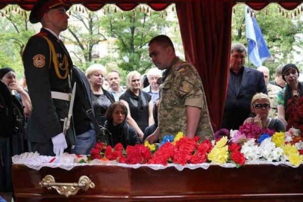 В Киеве родные и побратимы попрощались с комбатом "Маугли", погибшем в зоне АТО В Киеве родные и побратимы попрощались с комбатом "Маугли", погибшем в зоне АТО