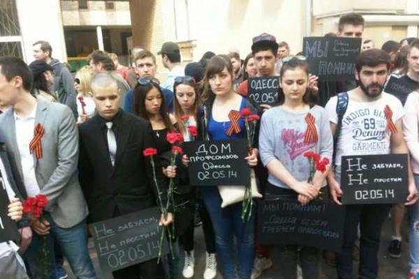 В Москве "левые" активисты забросали файерами посольство Украины 