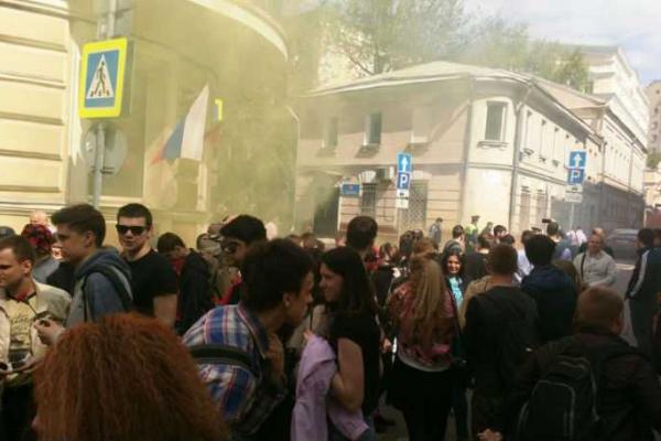 В Москве "левые" активисты забросали файерами посольство Украины 