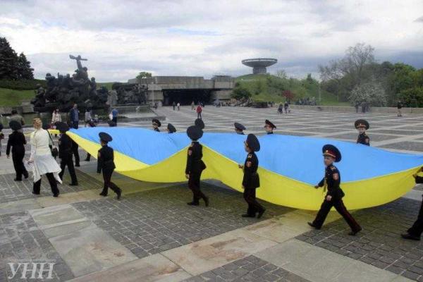 В Киеве школьники и студенты устроили флешмоб, образовав живой трезубец В Киеве школьники и студенты устроили флешмоб, образовав живой трезубец