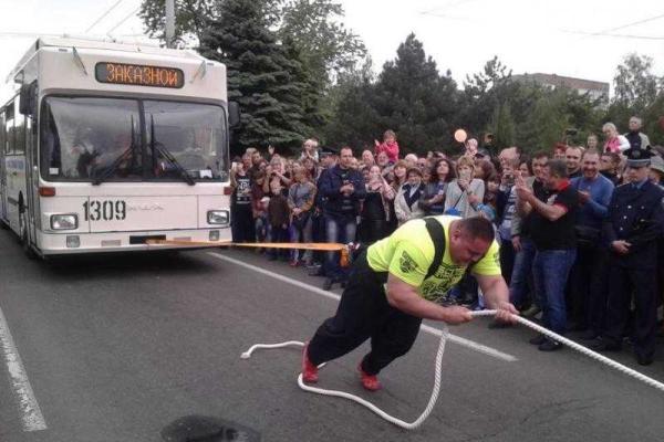 В Мариуполе местный силач протянул по городскому проспекту троллейбус с детьми