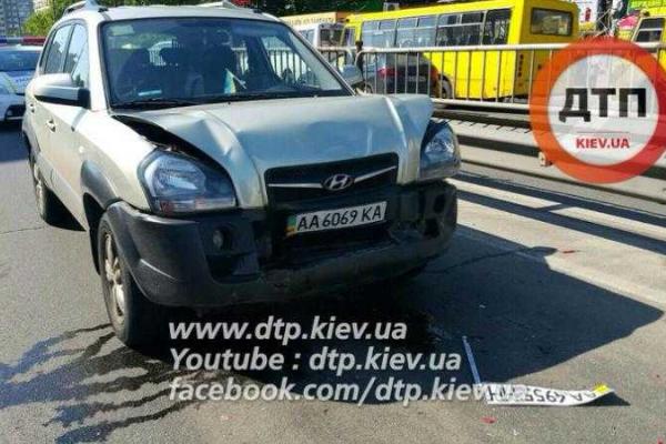 Масштабное ДТП в Киеве: разбиты 12 автомобилей, образовался огромный затор на дороге Масштабное ДТП в Киеве: разбиты 12 автомобилей, образовался огромный затор на дороге