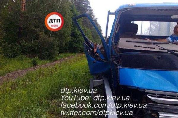 Под Киевом грузовик "JAC" превратил автомобиль "Москвич" в груду железа Под Киевом грузовик "JAC" превратил автомобиль "Москвич" в груду железа