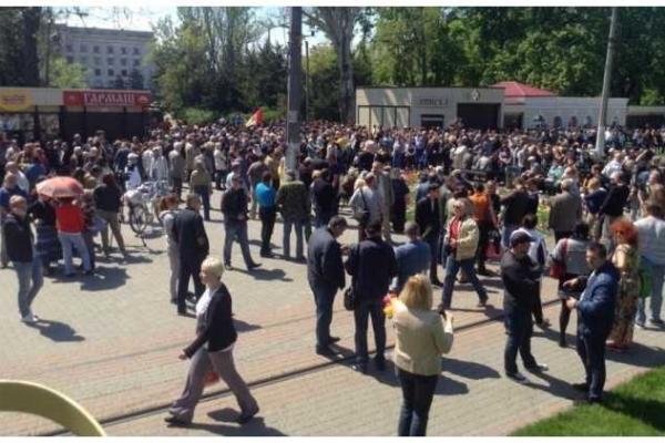 В Одессе на Куликовом поле становится "жарко": люди требуют пропустить их к Дому профсоюзов В Одессе на Куликовом поле становится "жарко": люди требуют пропустить их к Дому профсоюзов