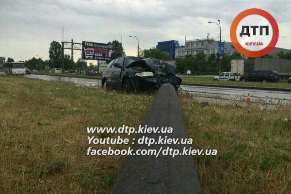 В Киеве автомобиль "Daewoo" жестко "поцеловал" столб