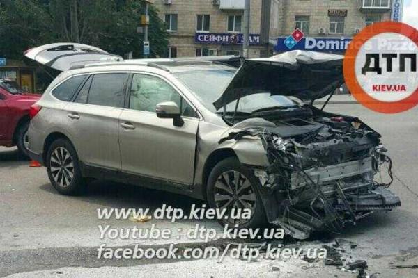 В Киеве автомобиль "Subaru" с тремя детьми-пассажирами влетел в "Seat"
