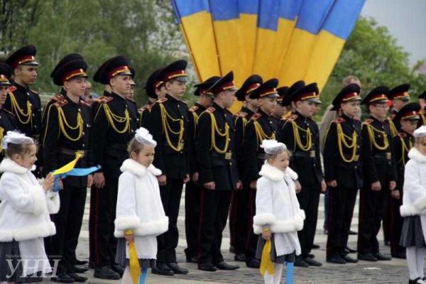 В Киеве школьники и студенты устроили флешмоб, образовав живой трезубец В Киеве школьники и студенты устроили флешмоб, образовав живой трезубец