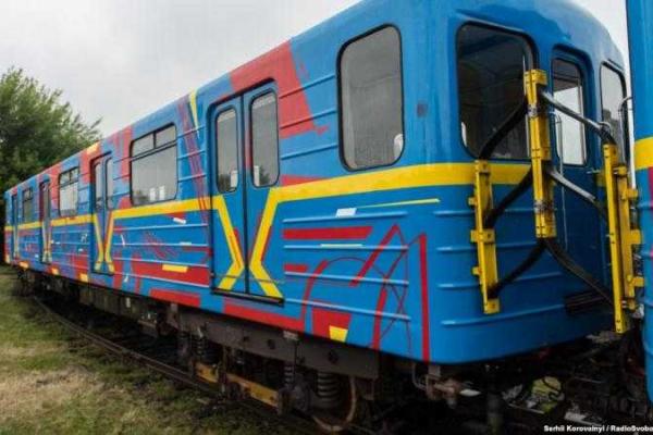 Подарок испанского художника Киеву: в метро появится раскрашенный поезд Подарок испанского художника Киеву: в метро появится раскрашенный поезд